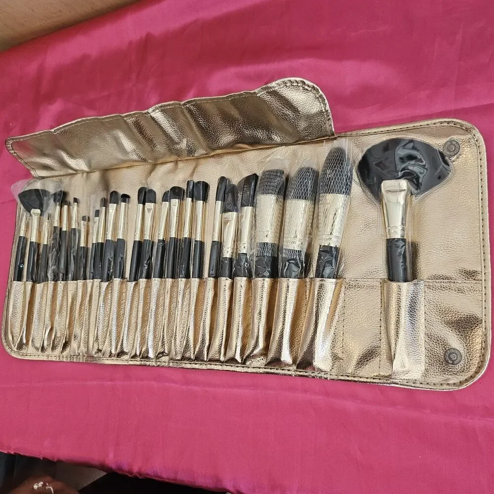New B.B.W. Cosmetics 24 Piece Makeup Brush Set Travel Carrying Case Gold